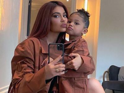 Kylie Jenner Reveals How Her Mom Helped Stormi Into The world: “She pulled the baby out of my vagina”